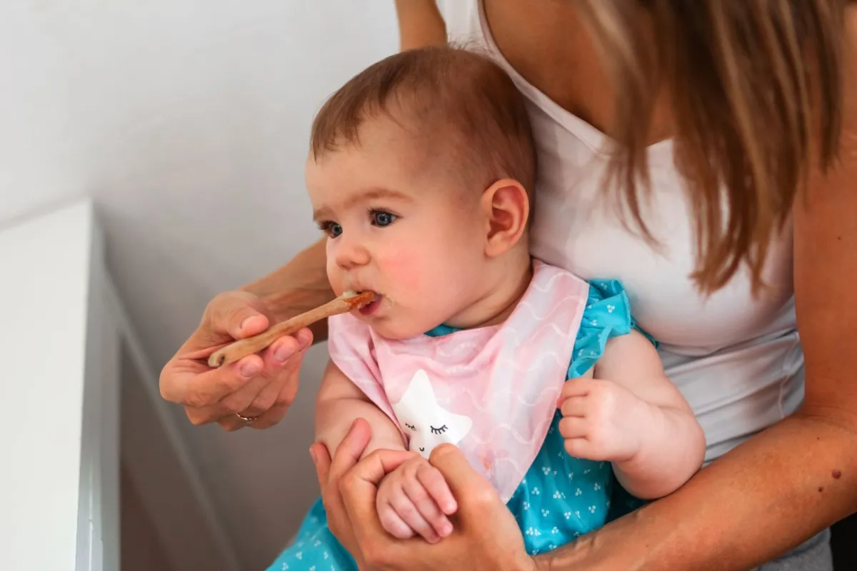 مولود يأكل عصيدة الشوفان