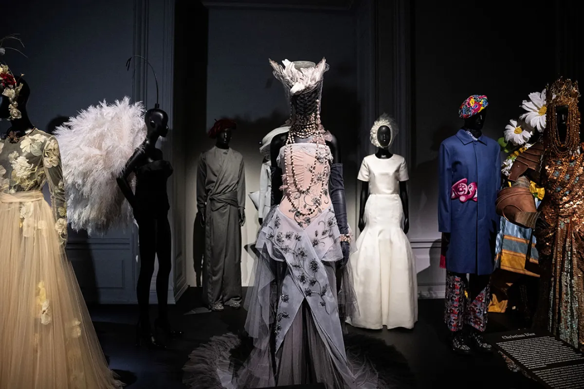 من معرض صانع القبعات البريطاني ستيفن جونز Stephen Jones, Chapeaux d’Artiste، في متحف Palais Galleria، في باريس، أكتوبر 2024 (مصدر الصورة: Julien De Rosa / AFP)