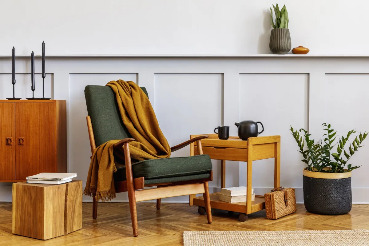 أثاث مستعمل ومرمم في غرفة المعيشة