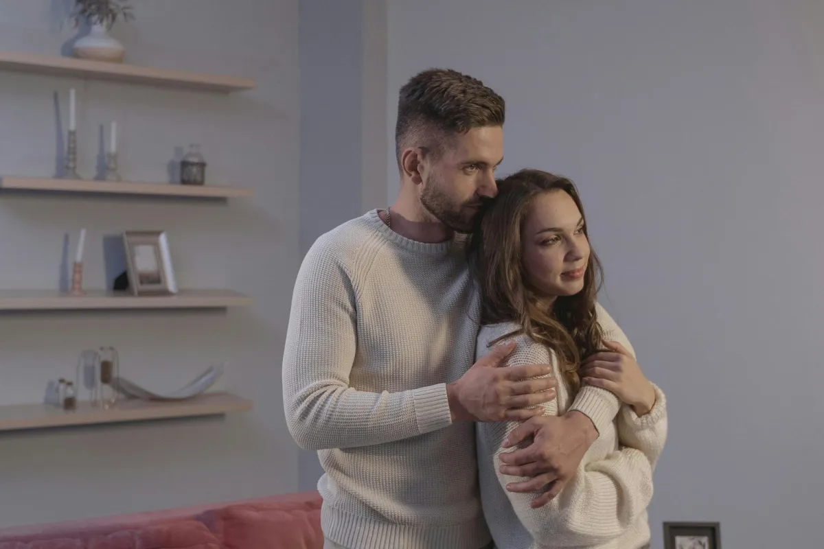 زوج يحتضن ظهر زوجته بمحبة 