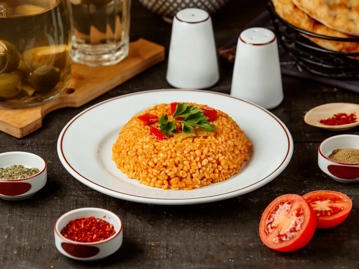 البرغل غذاء صحي ومصدر غني بالألياف والعناصر الغذائية  الأساسية Image by KamranAydinov on Freepik