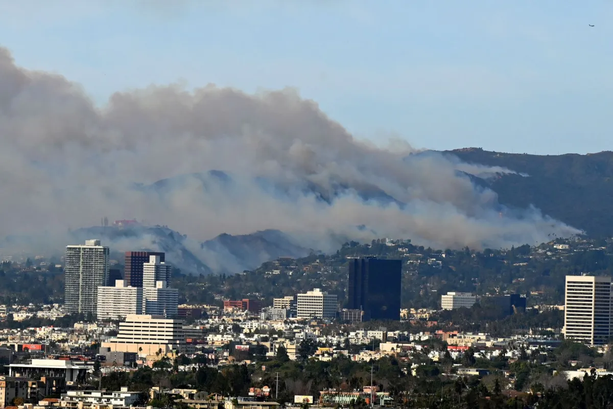حريق باليساديس يشتعل كما يظهر من منظر بالدوين هيلز في لوس أنجلوس (The Palisades fire burns as seen from Baldwin Hills Scenic Overlook in Los Angeles). مصدر الصورة: Agustin PAULLIER / AFP
