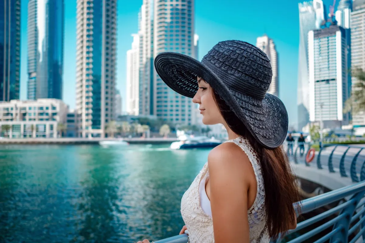 سائحة تطل على مرسي دبي