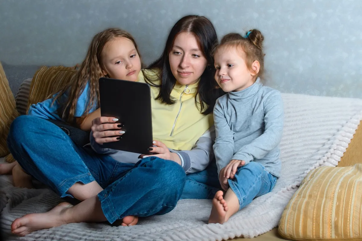 صورة ام تقرا القصص