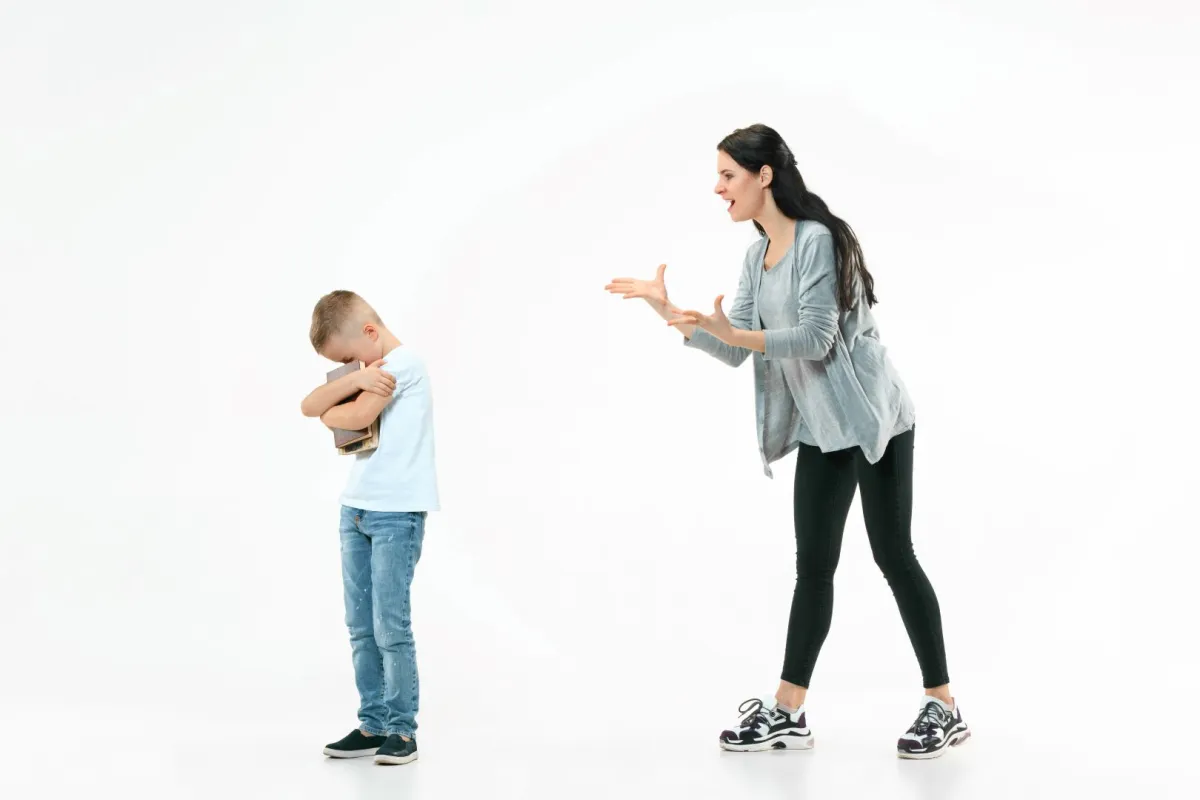 صورة لأم تعامل طفلها بطريقة سيئة