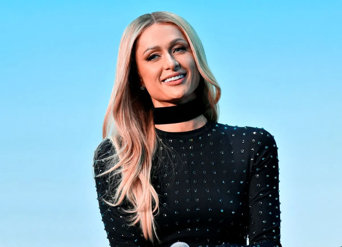 باريس هيلتون في لوس أنجلوس، كاليفورنيا (Paris Hilton in Los Angeles, California). مصدر الصورة: Jerod Harris/Getty Images for Vulture/AFP