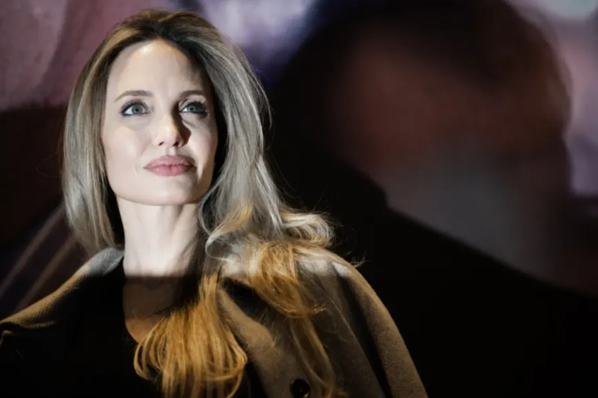 أنجلينا جولي تحضر جلسة التصوير الخاصة بفيلم Without Blood خلال مهرجان تورينو السينمائي الثاني والأربعين (Angelina Jolie attends the photocall of the movie "Without Blood" during the 42nd Torino Film Festival). مصدر الصورة: MARCO BERTORELLO / AFP