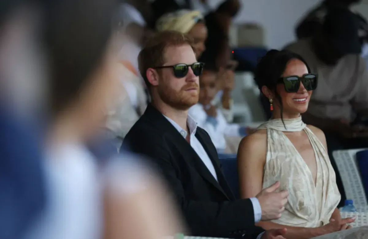الأمير هاري وميغان في نادي إيكويي للبولو في لاغوس (Prince Harry and Meghan at the Ikoyi Polo Club in Lagos). مصدر الصورة: Kola Sulaimon / AFP