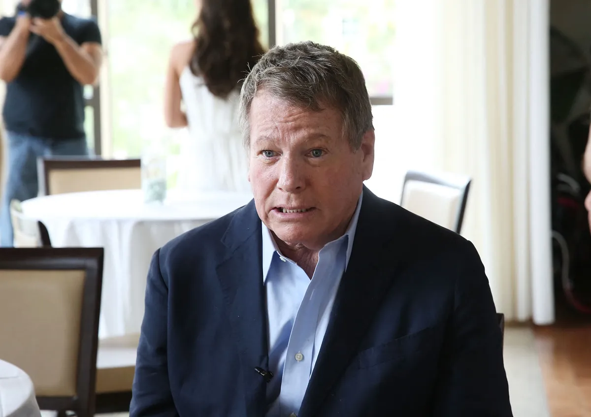 ريان أونيل في مؤتمر صحفي عام 2015 بمركز بروارد للفنون المسرحية (  Ryan O'Neal at a 2015 press conference at the Broward Center for the Performing Arts)- مصدر الصورة:    Aaron Davidson / GETTY IMAGES NORTH AMERICA / Getty Images via AFP