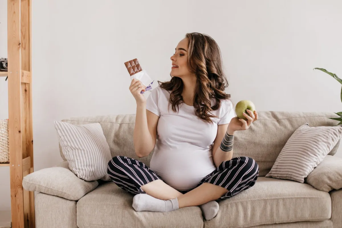 صورة لحامل تلتهم الحلوى