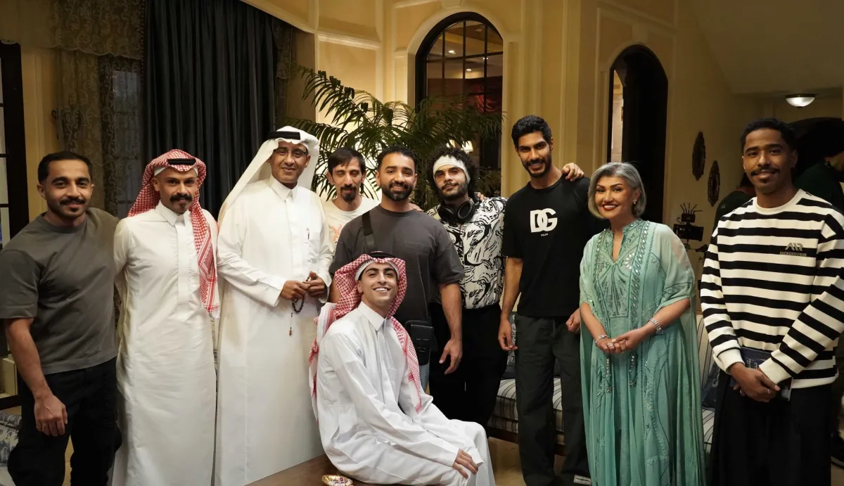 نايف البحر مع فريق العمل- الصورة من المركز الاعلامي لـ ام بي سي