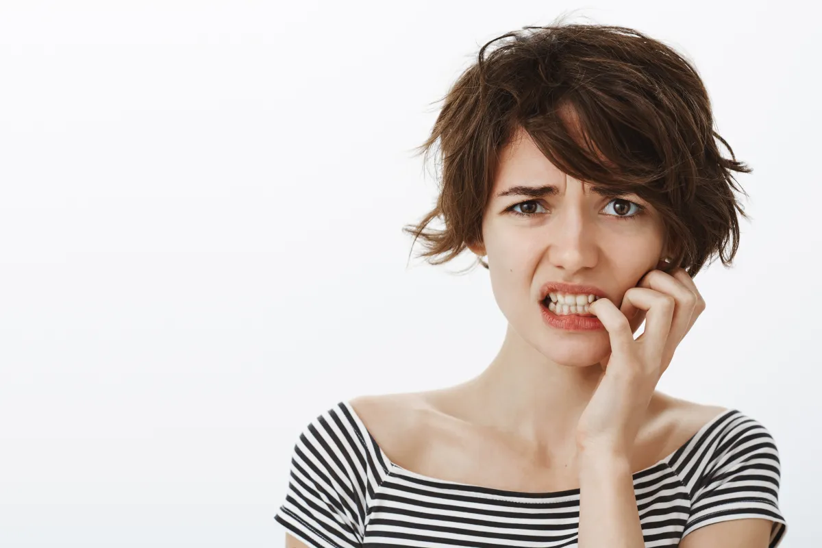 امرأة قلقة بشأن أسنانها -المصدر freepik