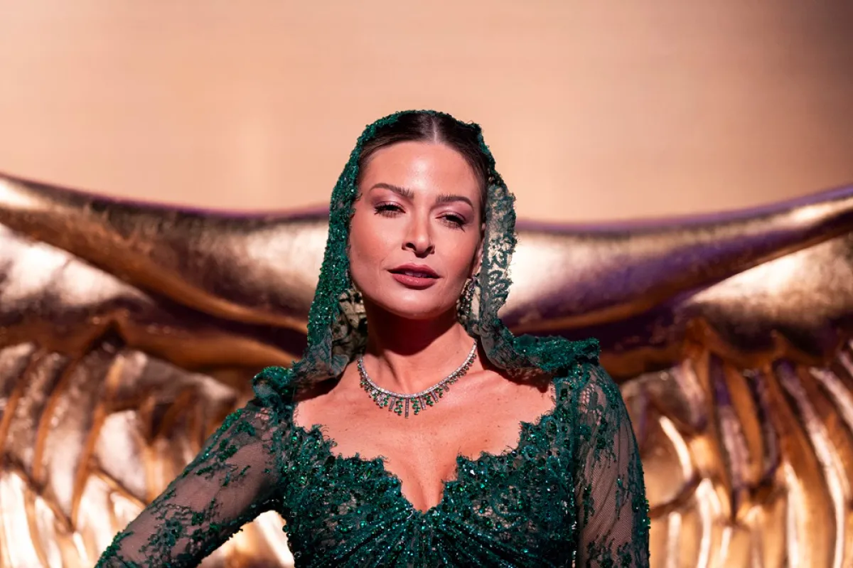 باميلا الكيك ترتدي عقداً مرصعاً بالألماس والزمرد الأخضر 