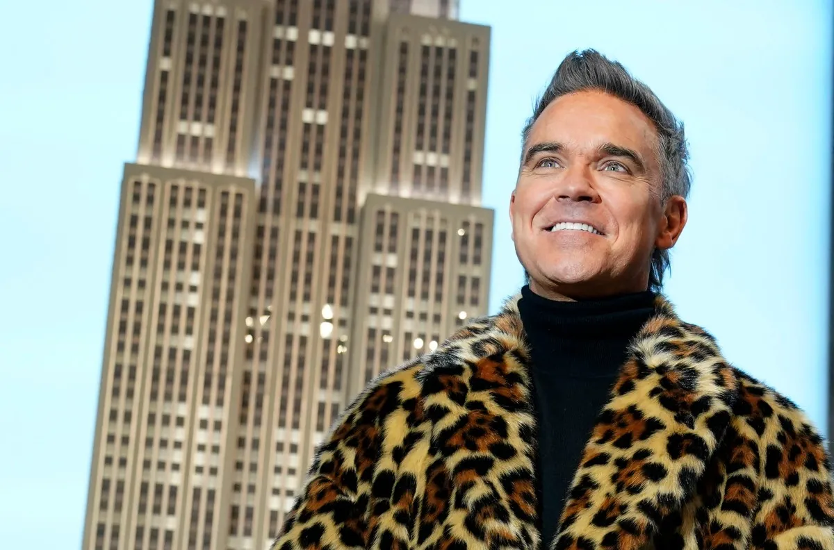 روبي ويليامز على الدرج الكبير لمبنى إمباير ستيت ‏Robbie Williams on the ‎Grand Staircase of the Empire State Building‏- مصدر الصورة: ‏TIMOTHY ‎A. CLARY / AFP