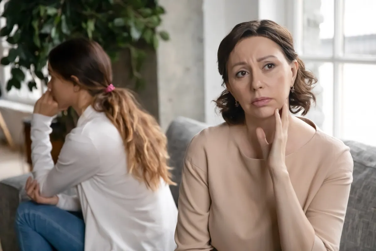 صورةلأم ومراهقة متمردة  عنيدة