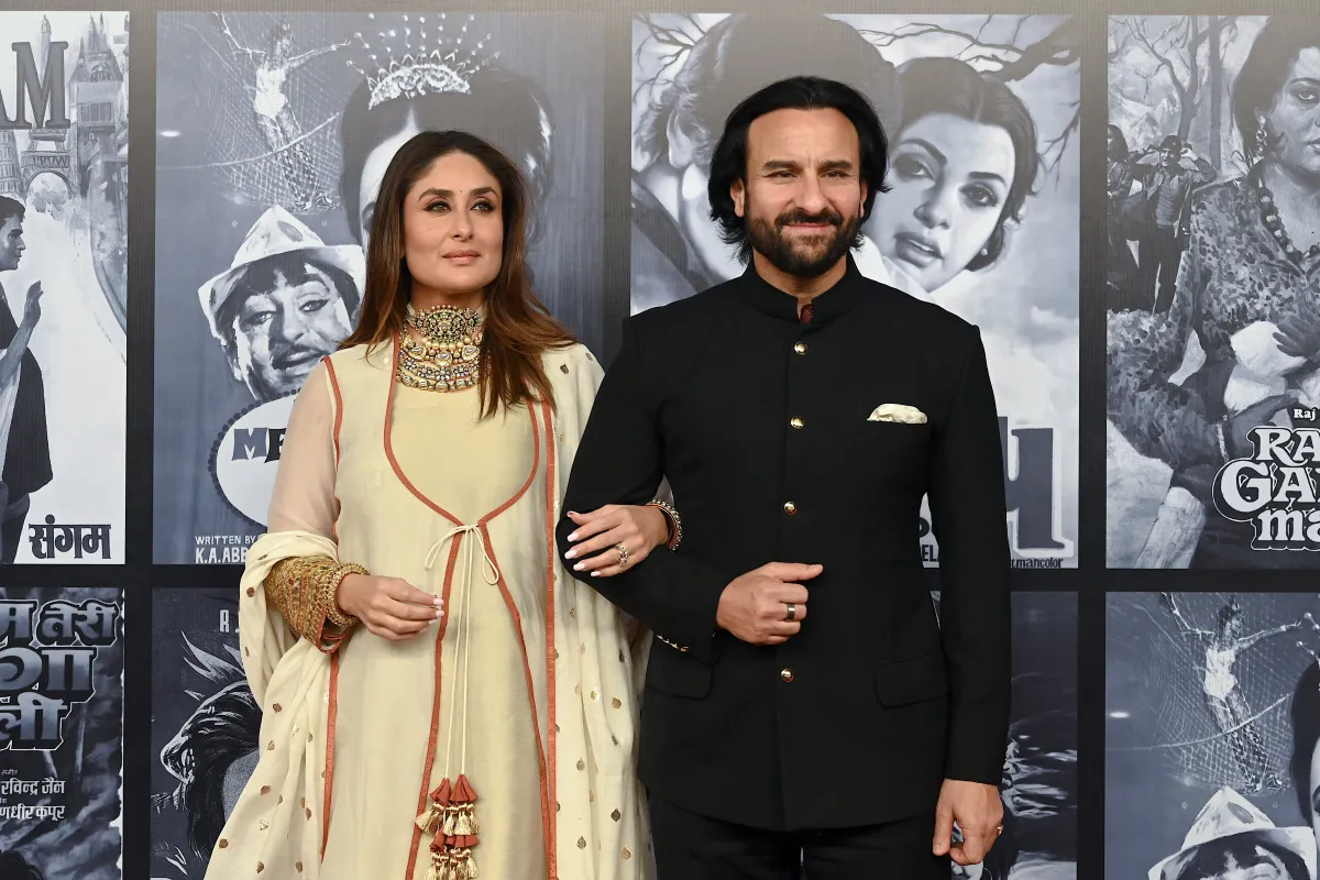Saif Ali Khan (R) with his wife and actress Kareena Kapoor Khan الممثل سيف علي خان  وزوجته الممثلة كارينا كابور يلتقطان صورًا بمناسبة الذكرى المئوية لميلاد الممثل والمخرج الهندي الأسطوري راج كابور في مومباي في 13 ديسمبر 2024. (Photo by SUJIT JAISWAL / AFP)