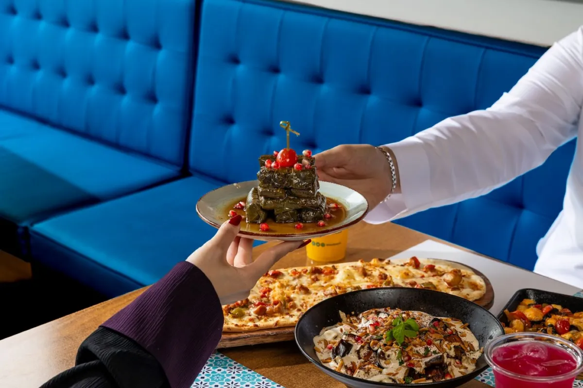 زوجان يتناولان الطعام في مشراق