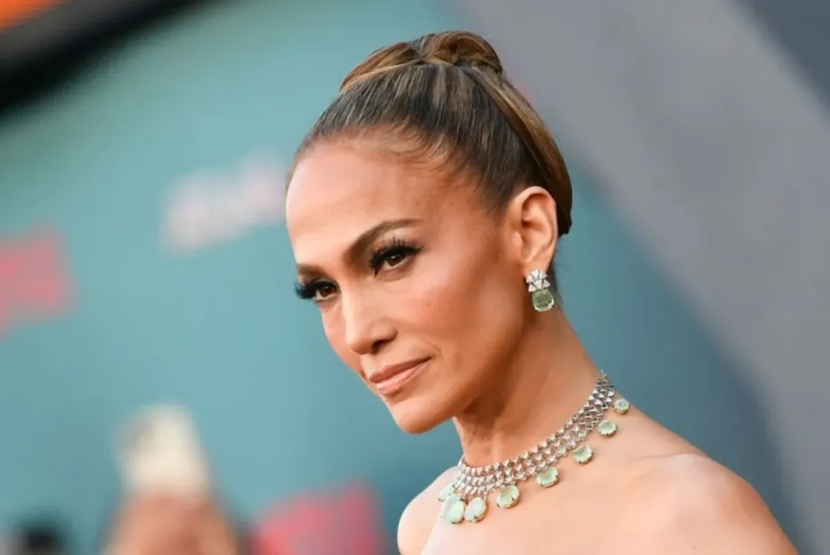 جينيفر لوبيز في المسرح المصري في هوليوود كاليفورنيا (Jennifer Lopez at the Egyptian Theatre in Hollywood, California Valerie Macon / AFP)