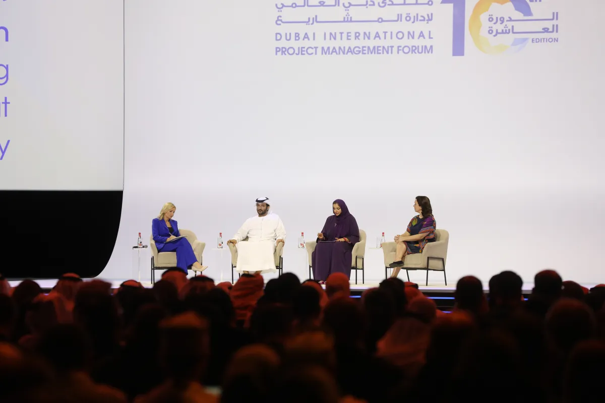 جلسة حوارية من منتدى دبي العالمي لإدارة المشاريع بمشاركة د. عائشة بن بشر  - تصوير محمد فوزي