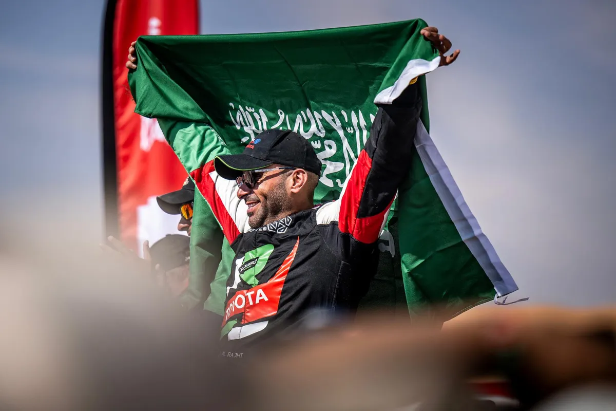 يزيد الراجحي يصنع التاريخ كأول متسابق سعودي يحقق لقب رالي دكار الصورة من واس