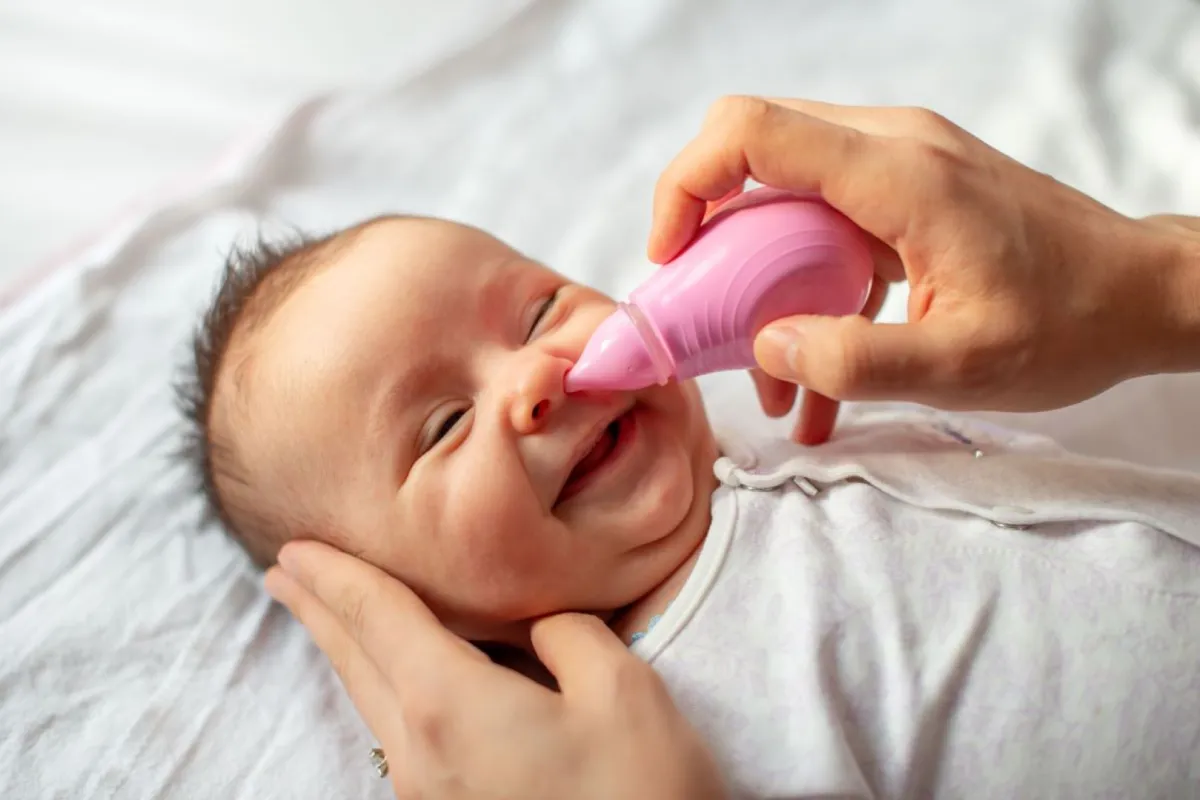 صورة لاستخدام شفاط الأنف عند الرضع