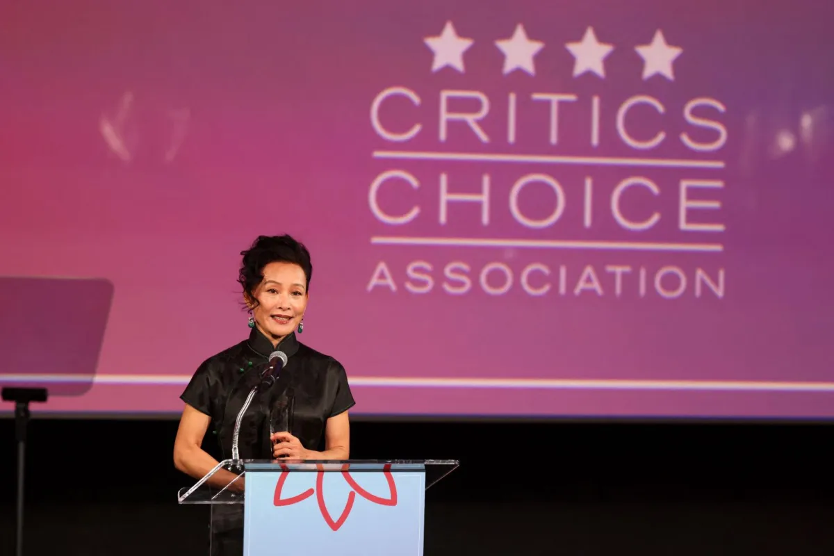 جوان تشين، الحائزة على جائزة الإنجاز المهني في مسرح هوليوود المصري في لوس أنجلوس، كاليفورنيا (Joan Chen at The Egyptian Theatre Hollywood in Los Angeles, California). مصدر الصورة: Matt Winkelmeyer/Getty Images for Critics Choice Association/AFP