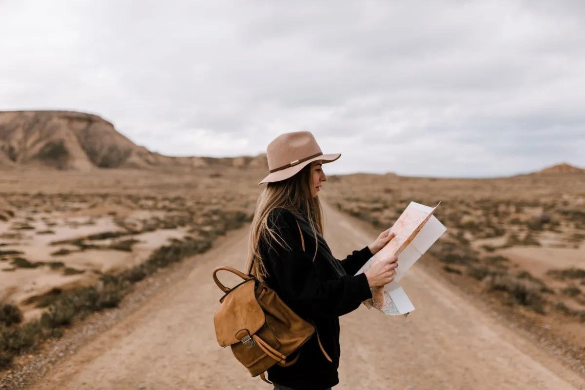 مسافرة تتفحص خريطة الرحلة