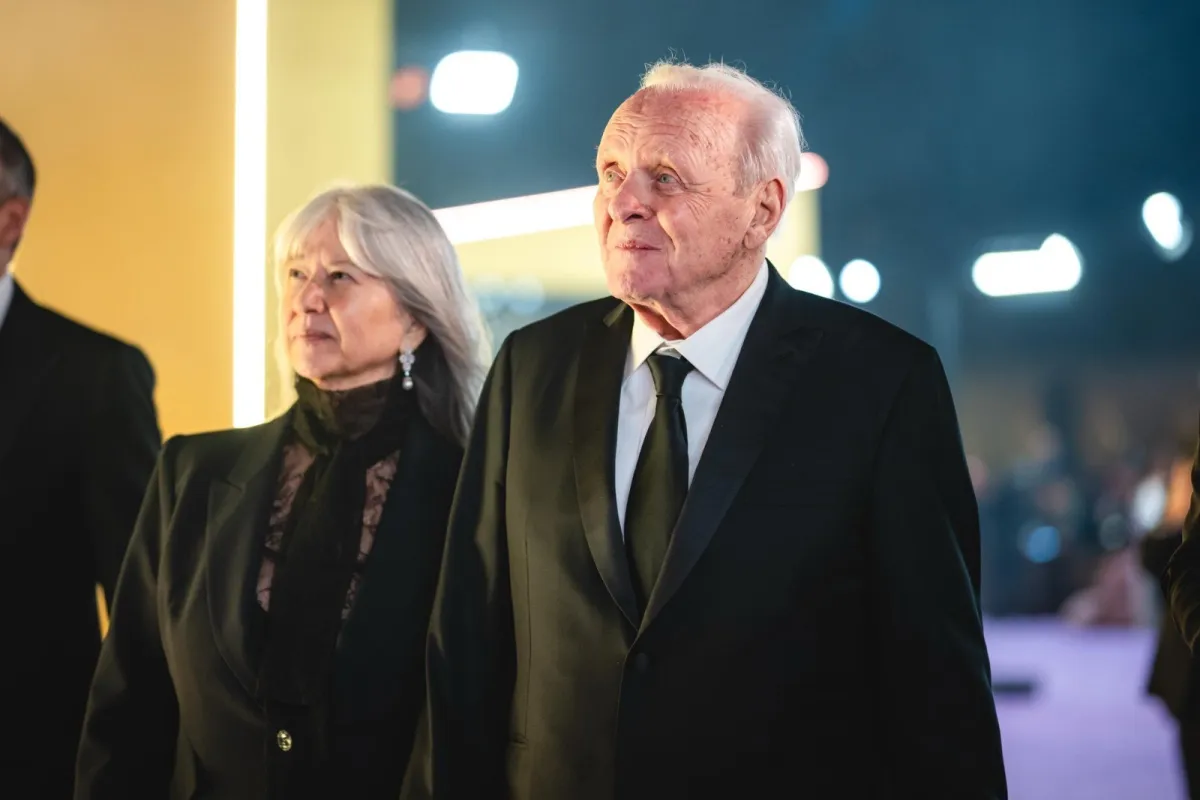 أنتوني هوبكنز وزوجته ستيلا أرويافي من حفل توزيع جوائز صناع الترفيه joy awards 2025. مصدر الصورة: المركز الإعلامي لمجموعة MBC