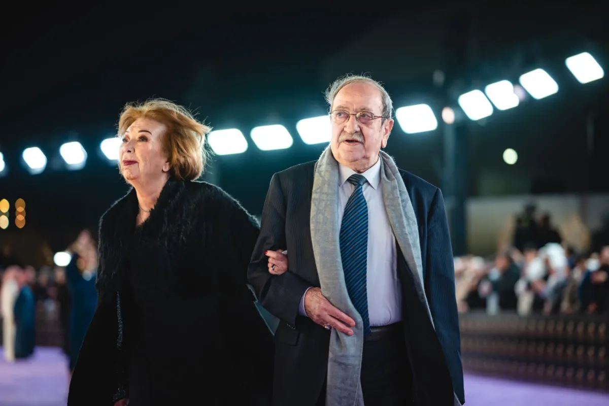 الفنان السوري دريد لحام وزوجته - الصورة من المركز الإعلامي لـMBC