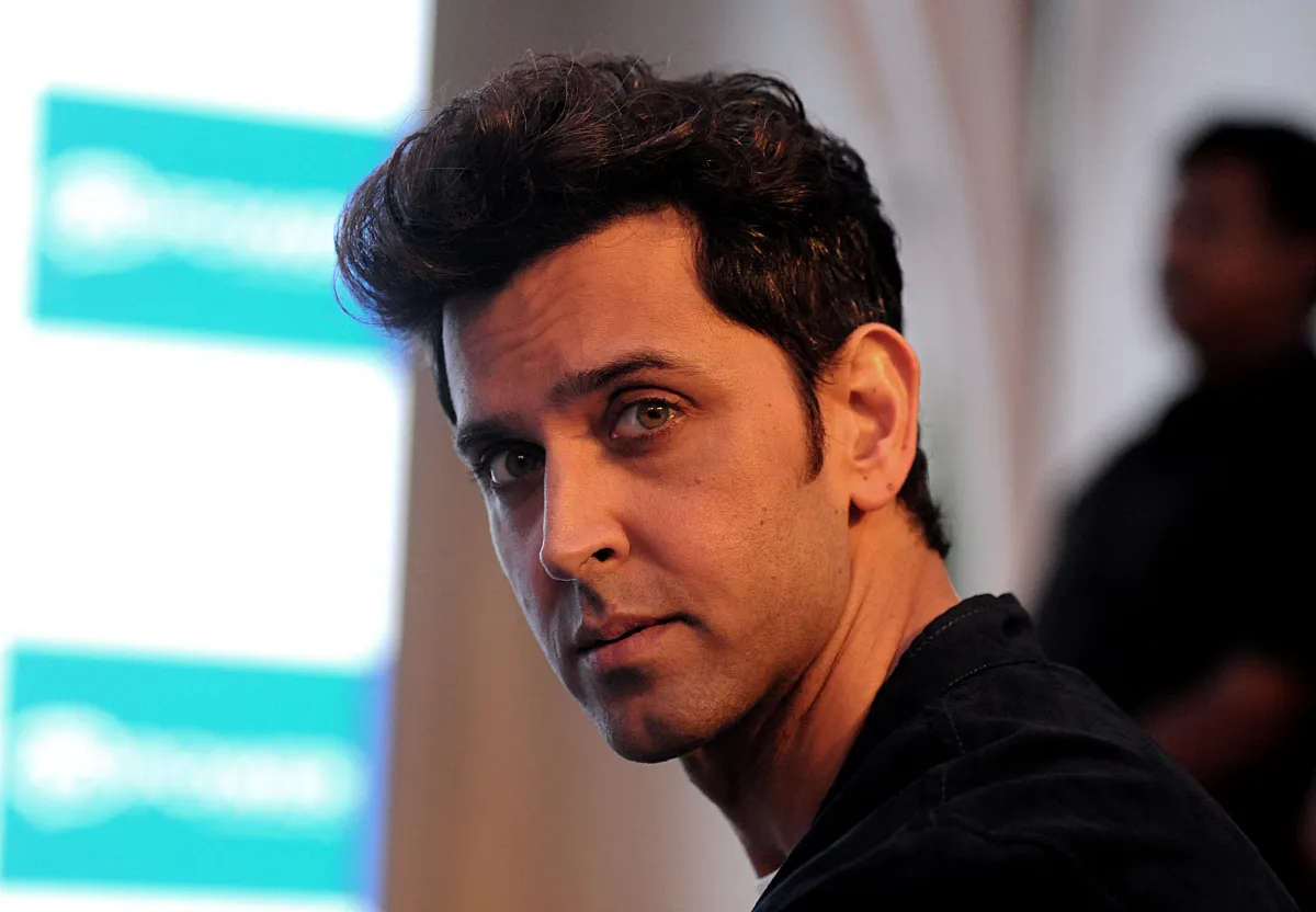 هريثيك روشان ينظر خلال حدث ترويجي في مومباي ( Hrithik Roshan looks on during a promotional event in Mumbai)- مصدر الصورة:STRINGER / AFP