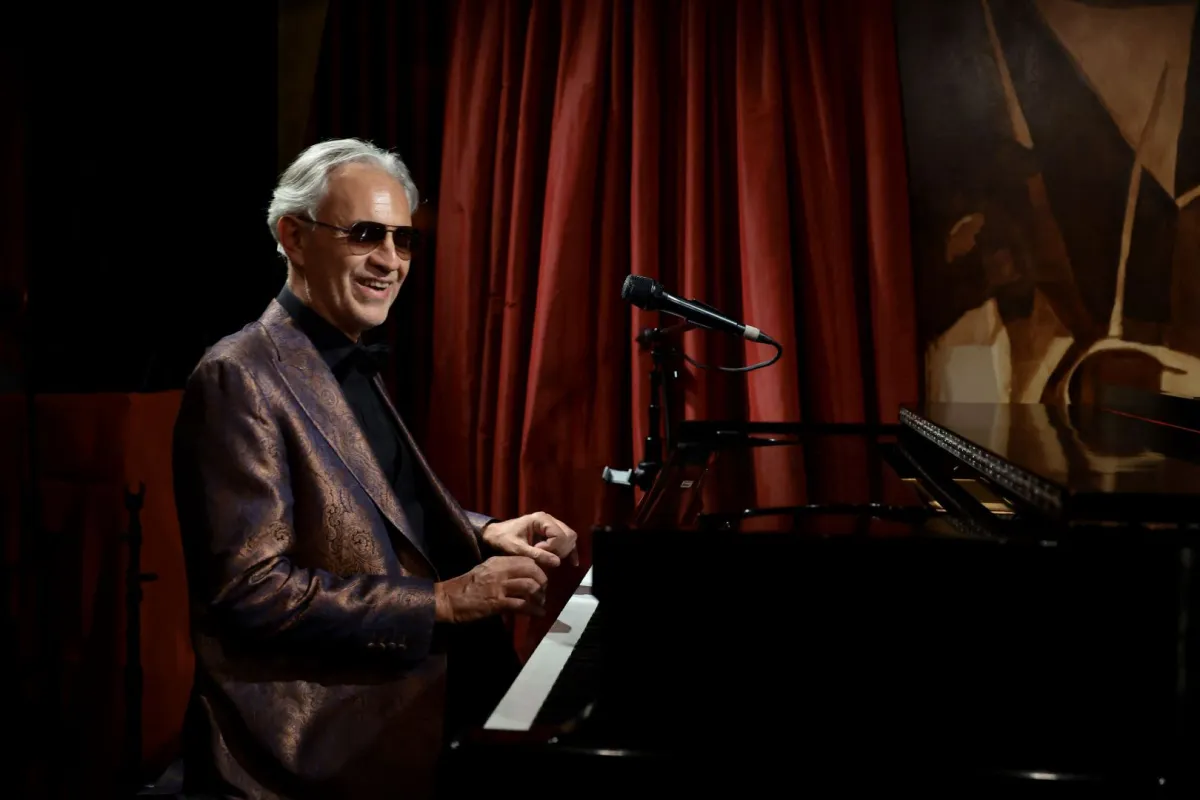 أندريا بوتشيلي في مدينة نيويورك (Andrea Bocelli in New York City). مصدر الصورة: Dimitrios Kambouris/Getty Images for Mercury Studios/AFP