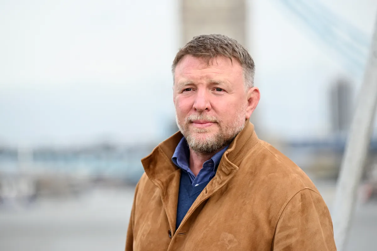 غاي ريتشي في جلسة التصوير في لندن ( Guy Ritchie at a photo shoot in London ). مصدر الصوة: Kate Green / GETTY IMAGES NORTH AMERICA / Getty Images via AFP
