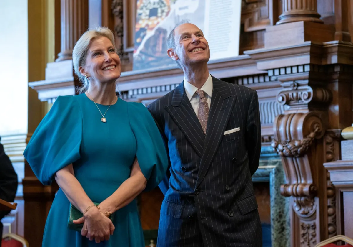 الأمير إدوارد وصوفي في غرفة التجارة في إدنبرة (Prince Edward and Sophie at the City Chambers in Edinburgh). مصدر الصورة: Jane Barlow / POOL / AFP