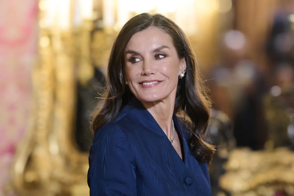 الملكة ليتيزيا بمجوهرات مرصوفة بالياقوت الأزرق (مصدر الصورة: Photo by Carlos Alvarez/Getty Images)