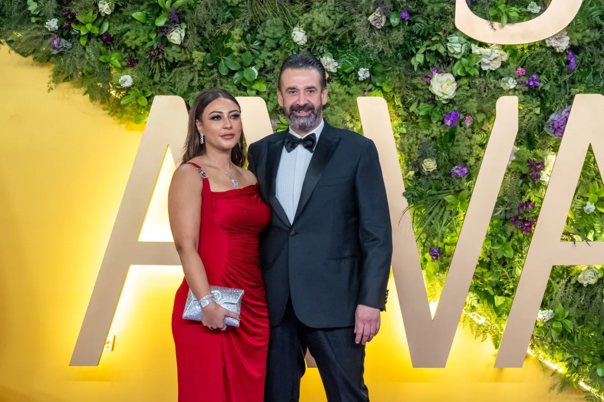 كريم عبد العزيز وزوجته -مصدر الصورة المركز الإعلامي لمجموعة MBC