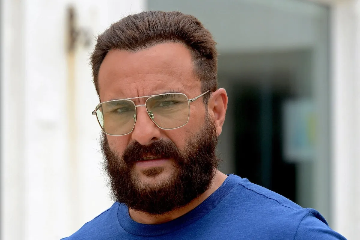 سيف علي خان أثناء الترويج لفيلمه الكوميدي الرعب “Bhoot Police” في مومباي ( Saif Ali Khan during the promotion of his horror comedy 'Bhoot Police' in Mumbai). مصدر الصورة: SUJIT JAISWAL / AFP