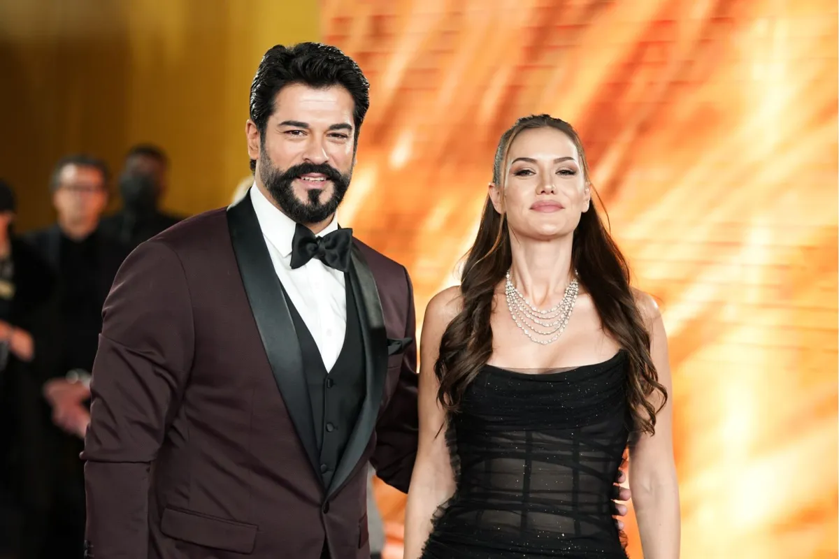بوراك أوزجيفيت وفاهرية أفجين في حفل Joy Awards في الرياض، المملكة العربية السعودية (Burak Özçivit and Fahriye Evcen at Joy Awards in Riyadh, Saudi Arabia). مصدر الصورة: Amal Alhasan/Getty Images for GEA