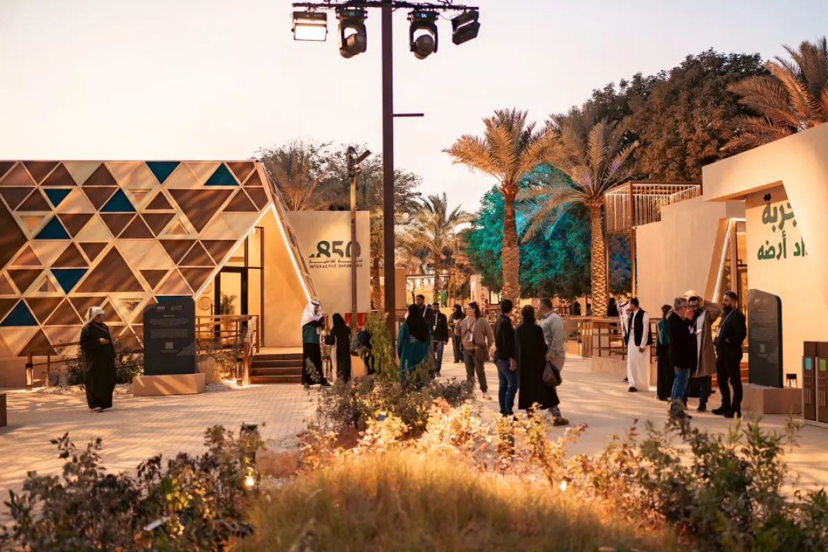 تعد تجربة "850 هـ" التفاعلية جزءًا من برامج موسم الدرعية، التي تستقبل الزوار بمجموعة من أنماط التراث وكرم الضيافة النجدية 
