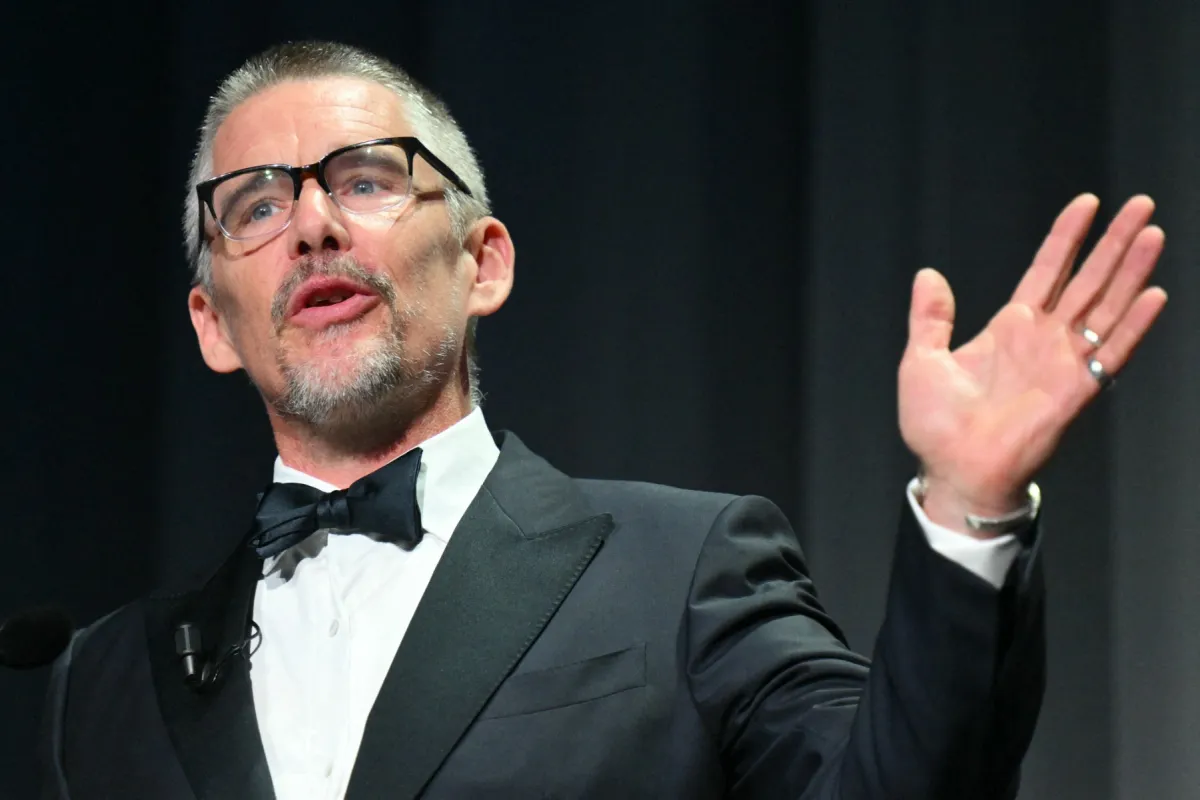 إيثان هوكي بطل فيلم blue moon المرشح في القائمة الرسمية بمهرجان برلين 2025 ( Ethan Hawke, the hero of the film Blue Moon, is nominated in the official list of the Berlin Film Festival 2025). مصدر الصورة: Alberto PIZZOLI / AFP