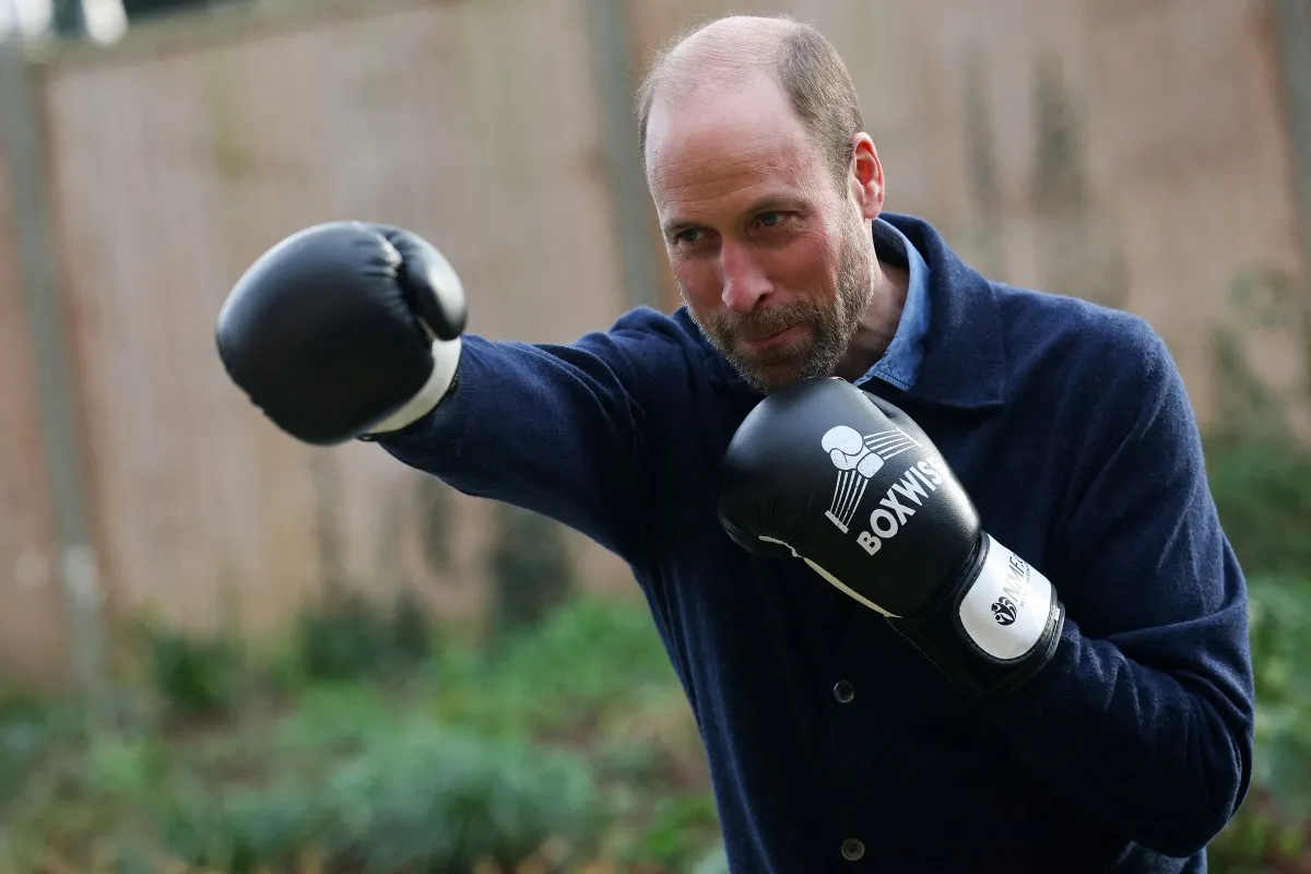 الأمير ويليام في جلسة ملاكمة أثناء زيارته لسنتربوينت (  Prince William in a boxing session during his visit to Centrepoint). مصدر الصورة:  Hannah McKay / POOL / AFP