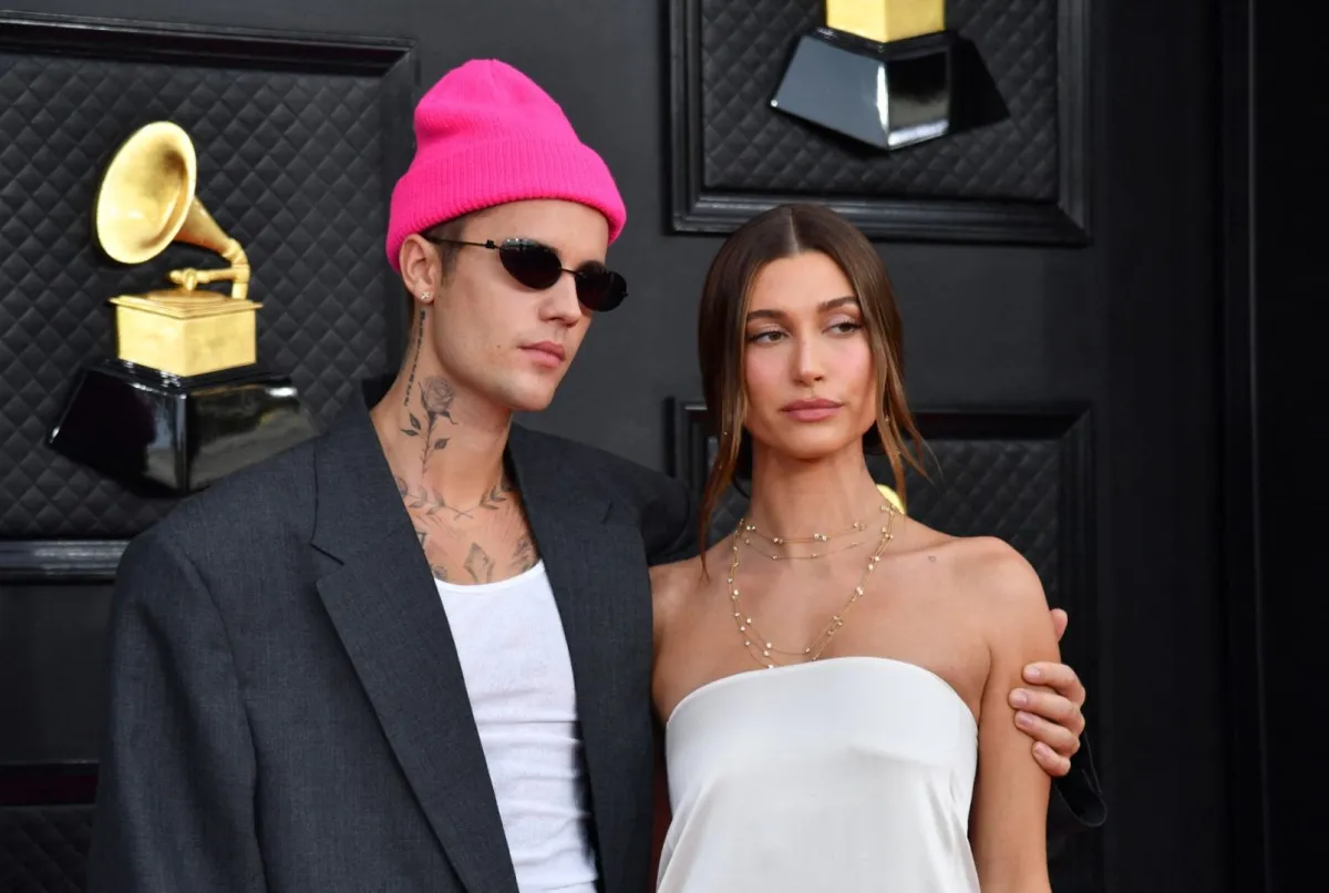 جاستن بيبر وهايلي بيبر في MGM Grand Garden Arena في لاس فيغاس (Justin Bieber and Hailey Bieber at the MGM Grand Garden Arena in Las Vegas). مصدر الصورة: ANGELA WEISS / AFP