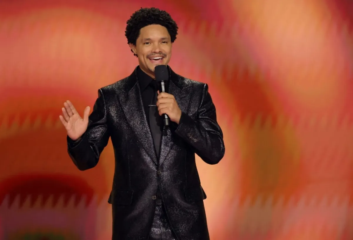 تريفور نواه خلال حفل توزيع جوائز جرامي السادس والستين في Crypto.com Arena في لوس أنجلوس، كاليفورنيا (Trevor Noah during the 66th GRAMMY Awards at Crypto.com Arena in Los Angeles, California). مصدر الصورة: Kevin Winter/Getty Images for The Recording Academy/AFP