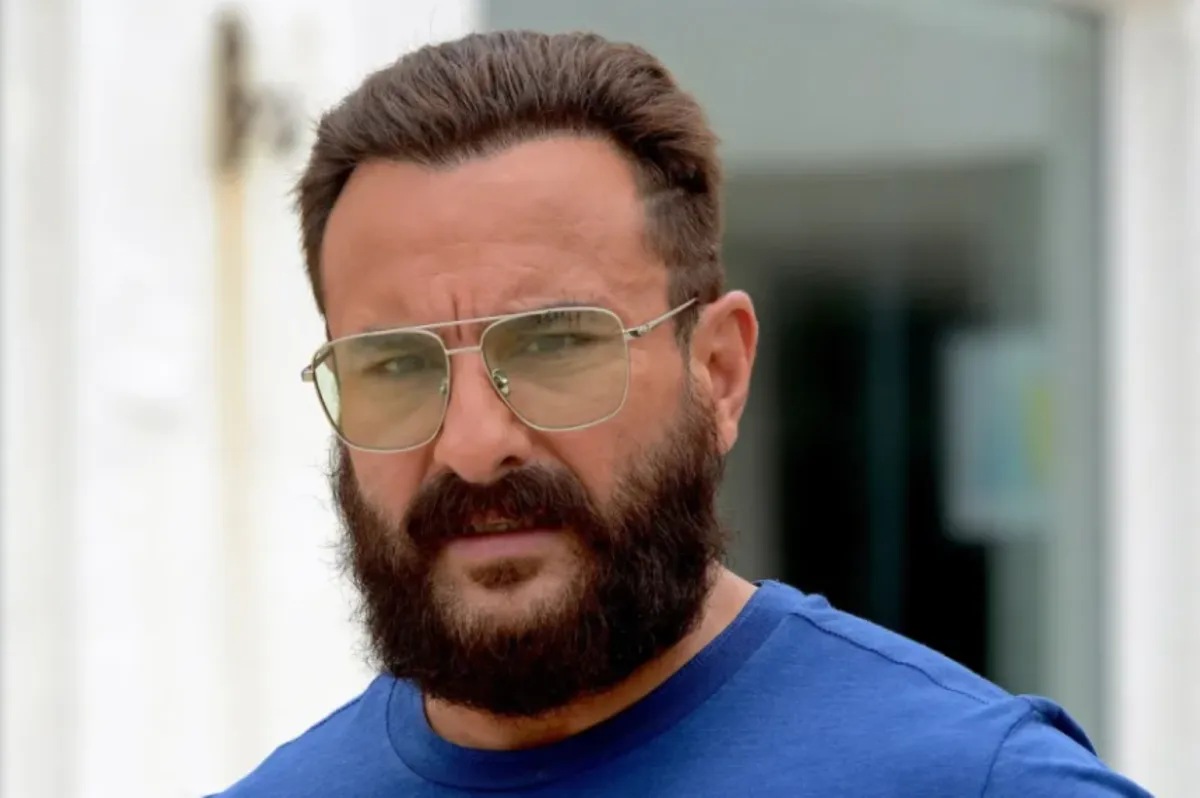 سيف علي خان أثناء الترويج لفيلمه الكوميدي الرعب “Bhoot Police” في مومباي ( Saif Ali Khan during the promotion of his horror comedy 'Bhoot Police' in Mumbai). مصدر الصورة: SUJIT JAISWAL / AFP