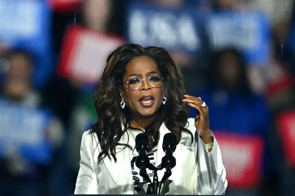 أوبرا وينفري بحملة انتخابية في  بنسلفانيا. (  Oprah Winfrey campaigning in Pennsylvania.). مصدر الصورة:ANGELA WEISS / AFP