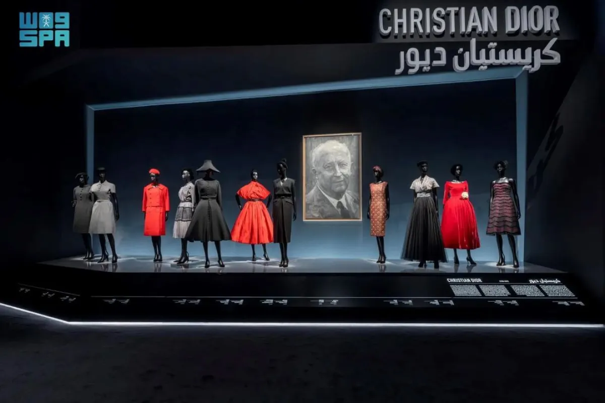 ويعد هذا الحدث فرصة لعشاق الموضة والفن لاستكشاف تاريخ واحد من أعظم دور الأزياء في العالم