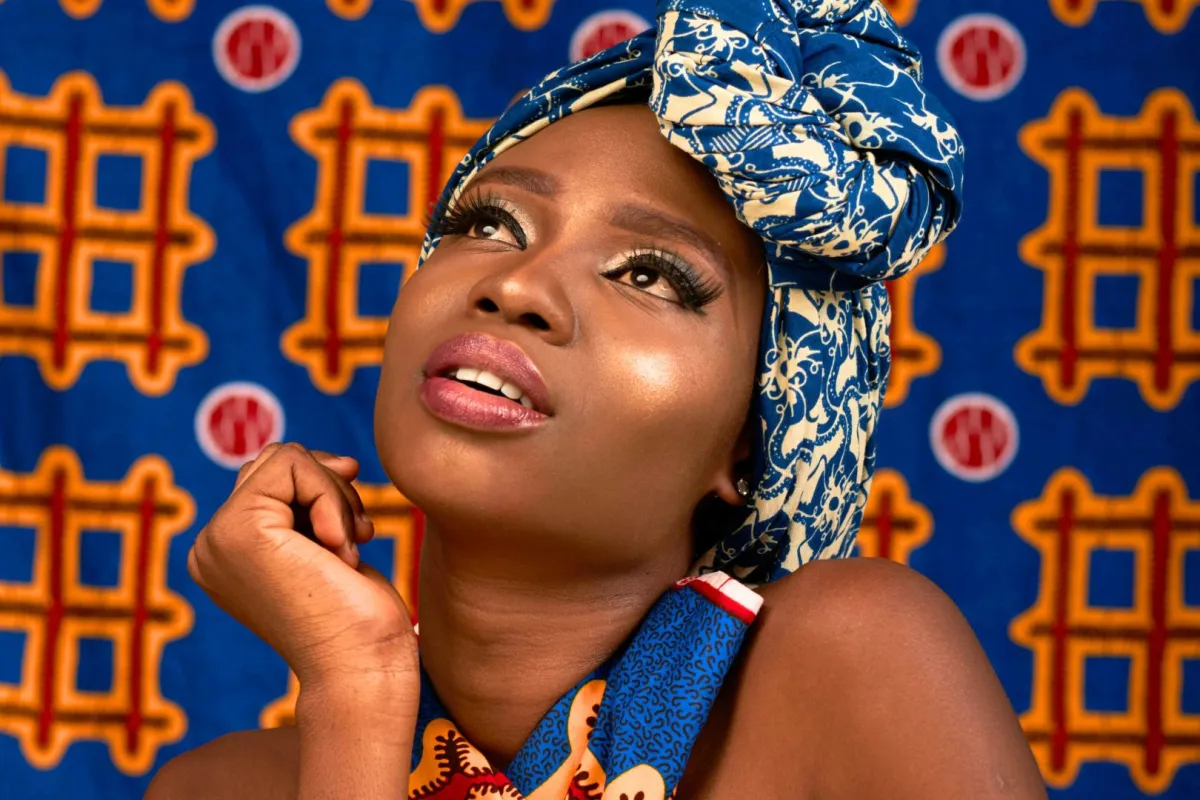 فتاة أفريقية تمثل الثقافة الأفريقية