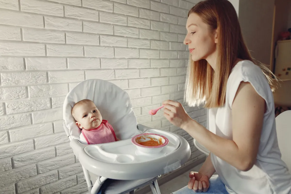 صورة لأم تطعم رضيعها حساء القرع