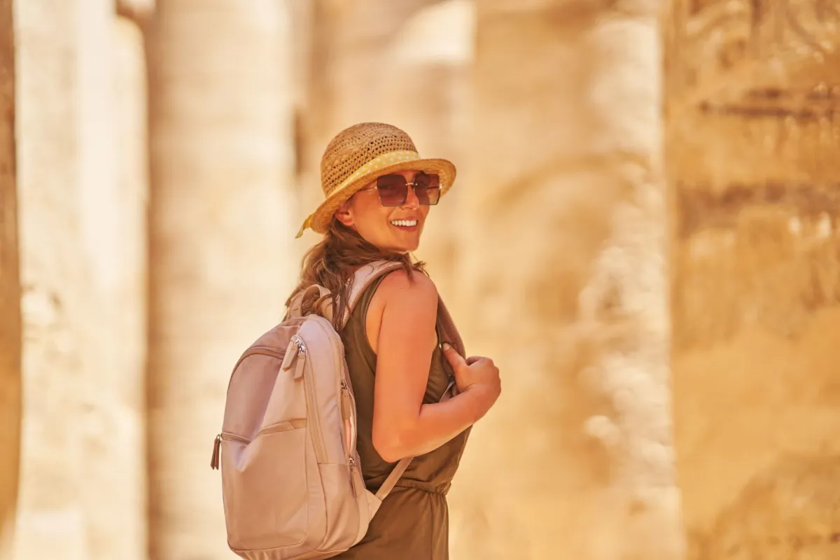 سائحة تستمتع بزيارتها لمعبد الكرنك في الأٌقصر، بمصر