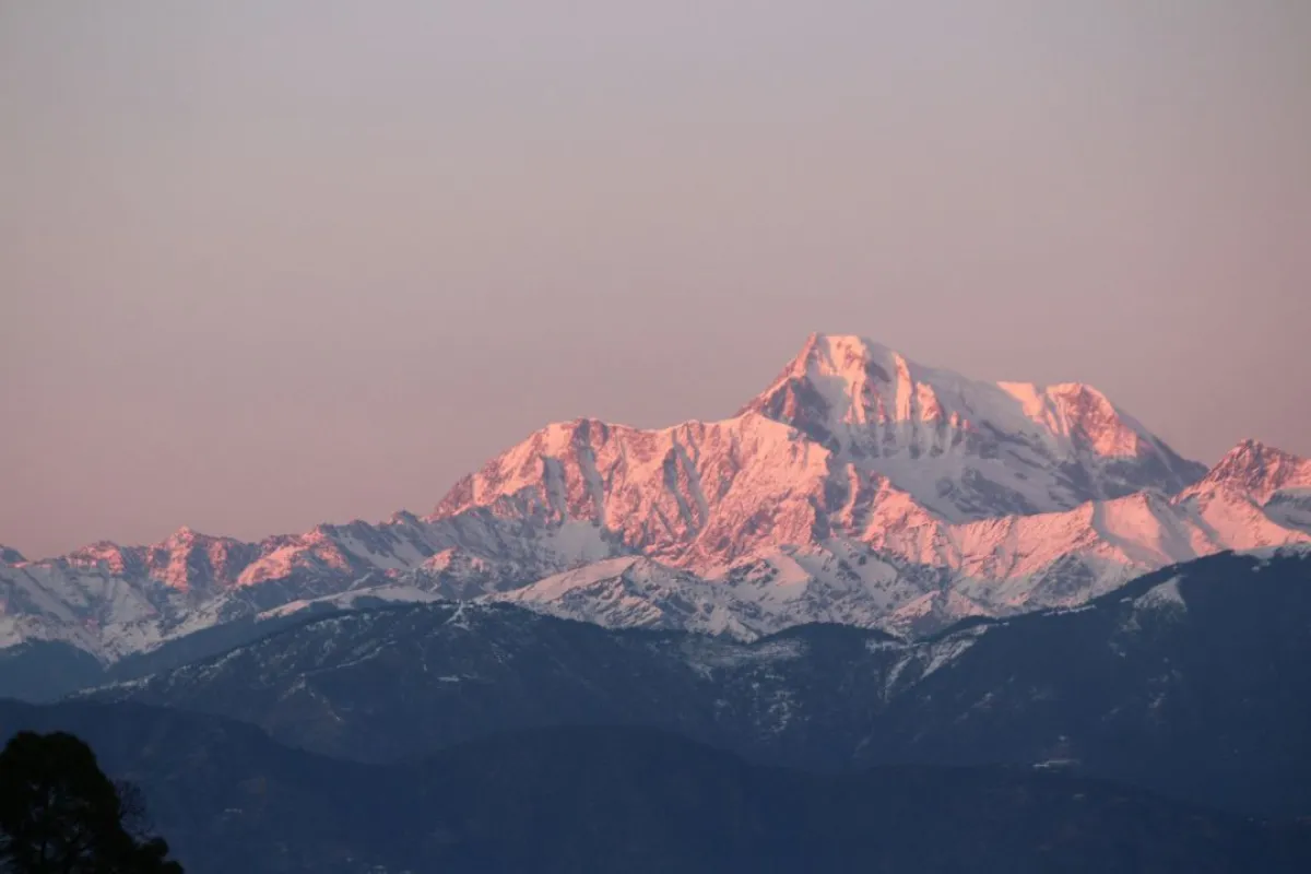 والقمتان المكتشفتان يزيد ارتفاعهما على قمة إيفرست التي يبلغ ارتفاعها 8800 متر بأكثر من 100 مرة