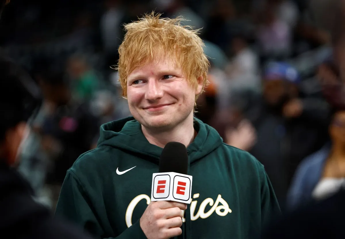 إد شيران في حديقة تي دي في بوسطن، ماساتشوستس (Ed Sheeran at TD Garden in Boston, Massachusetts). مصدر الصورة: Winslow Townson/Getty Images/AFP